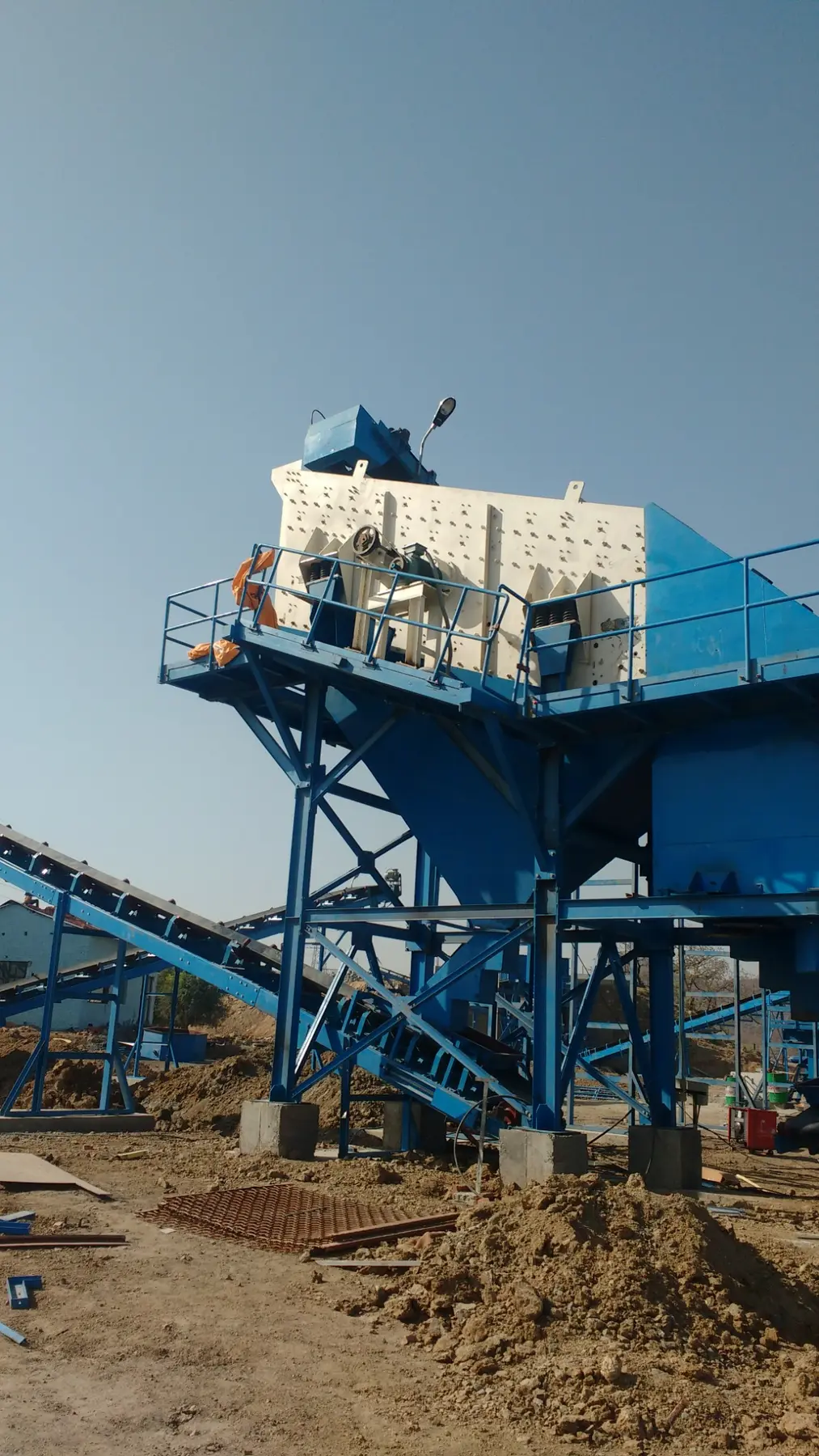 Vibrating screen and conveyor system at a crushing plant