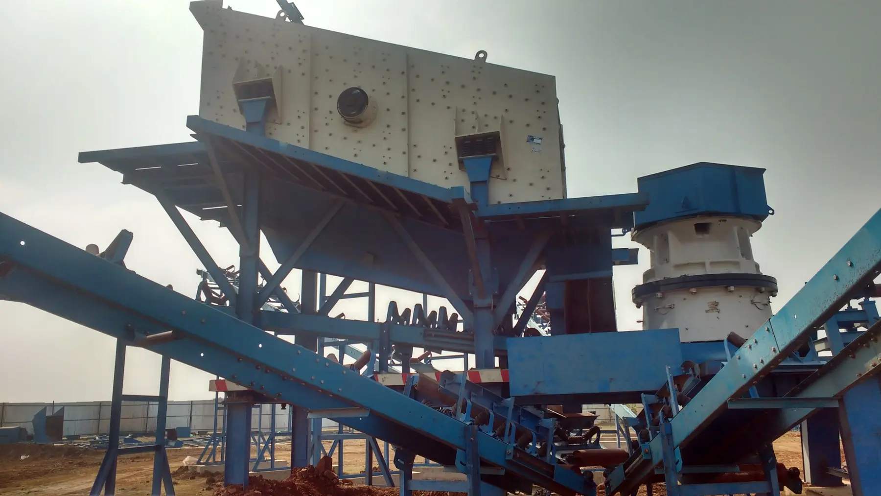 Crushing and screening installation with conveyors